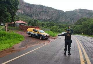 Policial Militar Rodoviária solicitando parada de veículo em estrada próxima a Piraputanga (Foto: PMR)