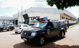 Caminhonete 4x4 saindo do Cepol (Centro Especializado de Polícia Integrada), com espaço para presos na carroceria; veículo semelhante ao que será adquirido (Fotos: Arquivo)