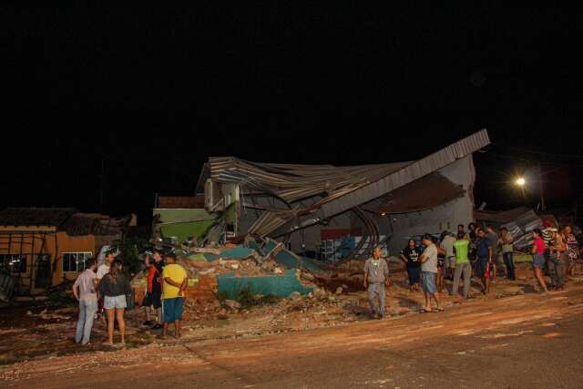 Tratores voltam &agrave; noite e destroem galeria de lojas no Bosque da Sa&uacute;de