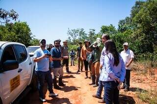 Pesquisadores de três universidades reunidos na expedição pelo Parque Municipal do Pombo (Foto: Divulgação/Prefeitura de Três Lagoas)