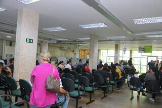 Trabalhadores buscam emprego na sede da Funtrab, em Campo Grande (Foto: Marcos Maluf)