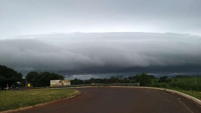 Tempo fecha e nuvem gigante traz chuva a bairros de Campo Grande