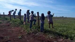 Proximidade de tratores atrai a curiosidade das crianças indígenas (Foto: Comunidade Guyraroka)