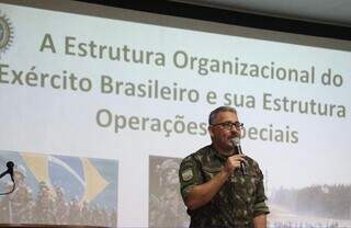 Coronel Bernardo Romão Corrêa Neto durante palestra no Exército (Foto: Divulgaçaõ/EB)
