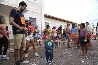 Crianças brincando o Carnaval com os pais (Foto: Arquivo/Campo Grande News)