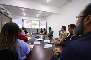 Participantes durante reunião convocada pela Coordenadoria Estadual de Proteção e Defesa Civil para discutir aumento de casos de dengue em MS (Foto: Divulgação)