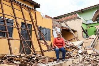 Maria Aparecida sentada em meio aos escombros da sua casa, que foi parcialmente demolida, no Bosque da Saúde (Foto: Henrique Kawaminami)