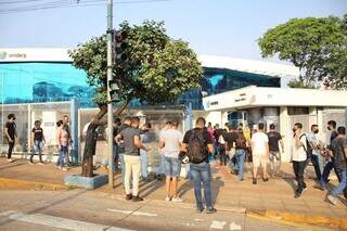 Estudantes em frente a Uniderp, na Rua Ceará, na saída do Enem (Foto: Paulo Francis)