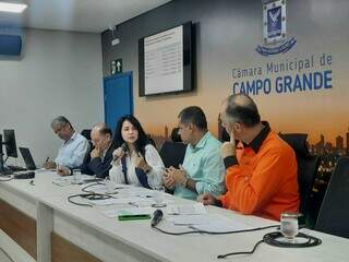 Secretária Márcia Hokama explica aos vereadores como foi a execução orçamentária no ano passado (Foto: Paulo Francis)