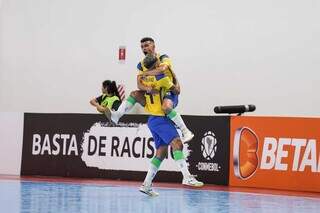 Marcênio comemora gol do Brasil na vitória contra a Venezuela (Foto: Conmebol Copa America) 