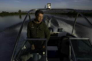 Coronel Rabel pilotando lancha no Rio Paraguai; uma vida dedica pela conservação e coexistência no Pantanal (Foto: IHP)
