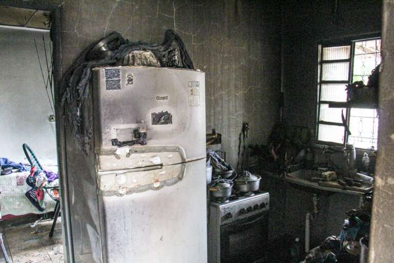 Utensílios e eletrodomésticos da cozinha foram destruidos pelas chamas (Foto: Juliano Almeida)