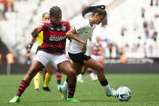 Disputa de bola entre jogadoras do Flamengo e Corinthians (Foto: Adriano Fontes/CBF)