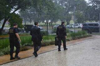 Equipe da Polícia Federal deixa o prédio do TJ após cumprir ordem de busca. (Foto: Paulo Francis)