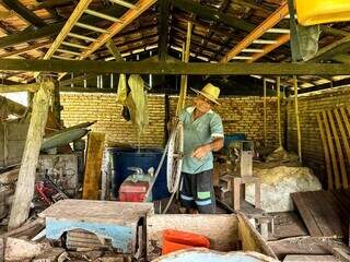 José Correia mostra o trabalho manual na antiga casa da farinha, estrutura ainda mantida pela família (Foto: Marcos Maluf)