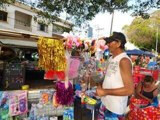 Comerciante de fantasias e adereços, Pedro Luciano, de 50 anos (Foto: Alex Machado)