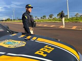 Agentes da PRF em rodovia de Mato Grosso do Sul (Foto: Divulgação)