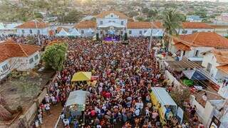 Imagem aérea da Esplanada Ferroviária lotada em dia de Carnaval, em Campo Grande (Foto: Arquivo/Vaca Azul)