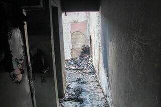 Sala da casa totalmente destruída após incêndio nesta sexta-feira (Foto: Juliano Almeida)