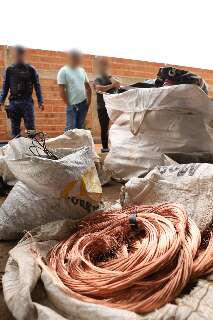 Donos de ferros-velhos são presos por favorecerem furto de fios de cobre