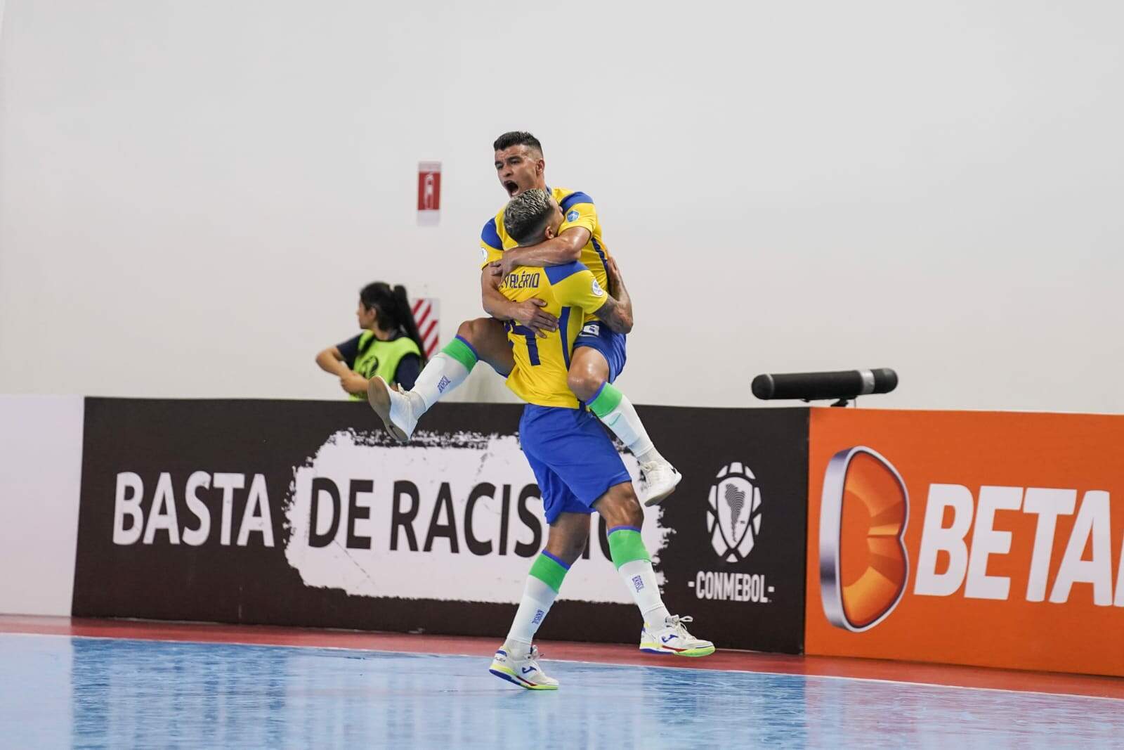 Marcênio faz dois, Brasil vence a Venezuela e está na final da Copa América