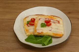 Toast de tomate com muçarela vegana. (Foto: Paulo Francis)