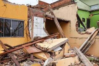 Casa da Maria Aparecida parcialmente demolida, no Bosque da Saúde (Foto: Henrique Kawaminami)