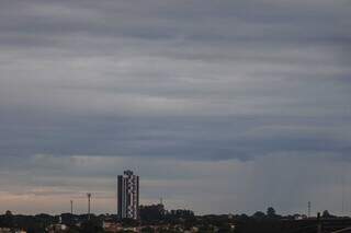 Céu da Capital em foto tirada no início da manhã desta sexta-feira. (Foto: Henrique Kawaminami)