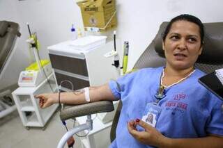 Edimara Leite doou sangue pela primeira vez nesta sexta-feira (Foto: Paulo Francis)