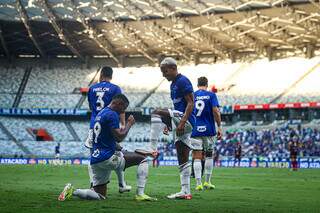 Jogadores do Cruzeiro comemorando terceiro gol diante do Patrocinense (Foto: Staff Images/Cruzeiro)