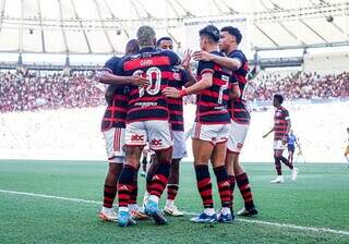 Equipe do Flamengo comemorando um dos gols marcados na partida (Foto: Gilvan de Souza/CRF)