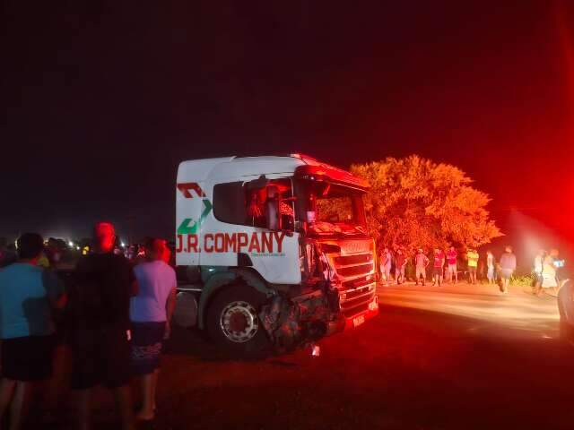 Colis&atilde;o entre carro e carreta deixa 2 mortos em Ribas do Rio Pardo