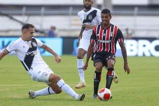 Disputa de bola entre jogador da Ponte Preta e São Paulo (Foto: Rubens Chiri / saopaulofc.net)