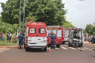 Viaturas de socorro no cruzamento da Vila Piratininga (Foto: Marcos Maluf)