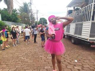 Renan com fantasia de Barbie, no Carnaval da Esplanda Ferroviária (Foto: Aletheya Alves)
