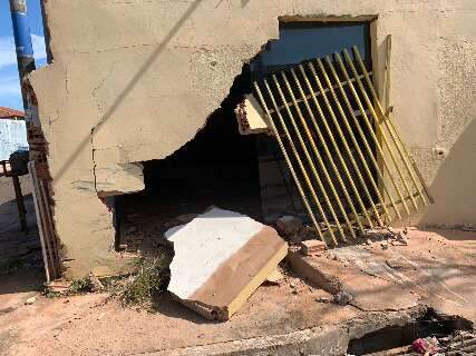 Bandidos em Jeep roubado fogem da PM e na perseguição derrubam parede de igreja