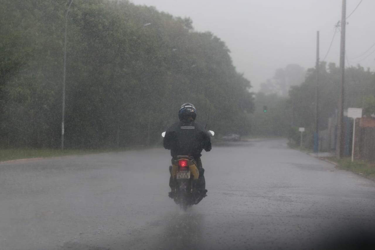 MS tem alerta de tempestade e chuva chega forte a bairros de Campo Grande 