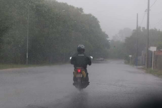 MS tem alerta de tempestade e chuva chega forte a bairros de Campo Grande 