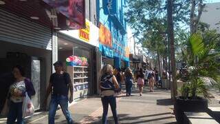 Consumidores andando na Rua 14 de Julho, em Campo Grande (Foto: Arquivo/Izabela Cavalcanti)