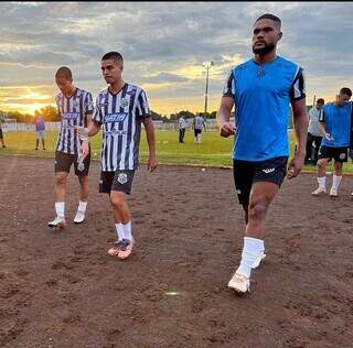 Jogadores do Operário no Estádio Sotero Zárate em Sidrolândia (Foto: Divulgação)