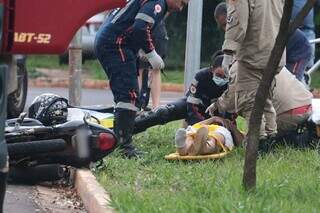 Motociclista sendo socorrido pelo Corpo de Bombeiros (Foto: Marcos Maluf)