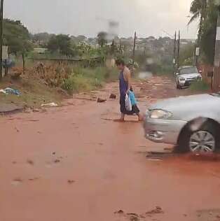 Chuva forte alaga ruas no Centen&aacute;rio e deixa moradores no barro