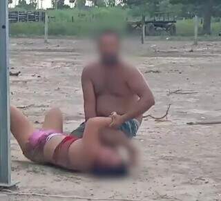 Homem agredindo mulher em fazenda isolada no Pantanal de Corumbá (Foto: Reprodução)