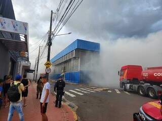 Bombeiros combatem as chamas, dentro do local (Foto: Geniffer Valeriano)