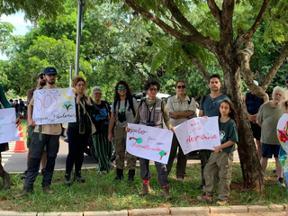 Grupo de manifestantes e ambientalistas em protesto sobre preservação. (Foto: Arquivo/Natália Olliver)