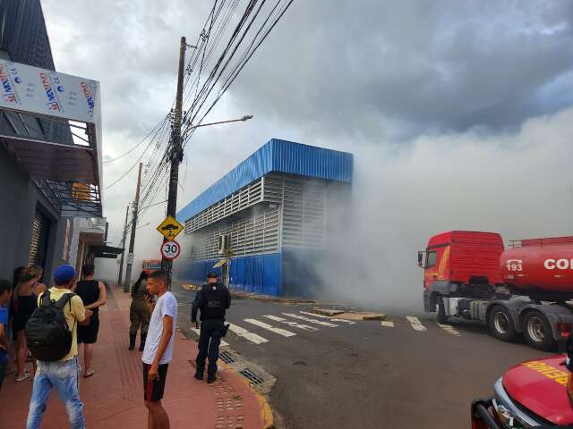 Camel&oacute;dromo pega fogo e &aacute;rea &eacute; isolada