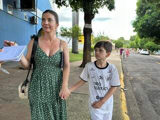Luzia Aparecida, 42 anos, ao lado do filho Francisco de 10 anos (Foto: Marcos Maluf)