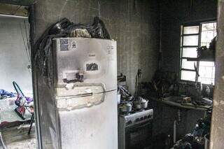Cozinha ficou completamente destruída em incêndio. (Foto: Juliano Almeida)