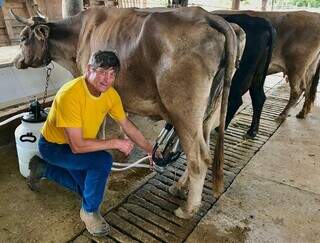 O suíço Stephan Gaehwiler é quem cuida pessoalmente da ordenha das vacas, todas da raça pardo-suíço (Foto: Clara Gaehwiler)