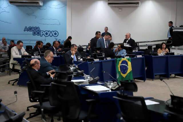 Ap&oacute;s feriado, C&acirc;mara vota 5 projetos, veto e recebe presidente da Santa Casa